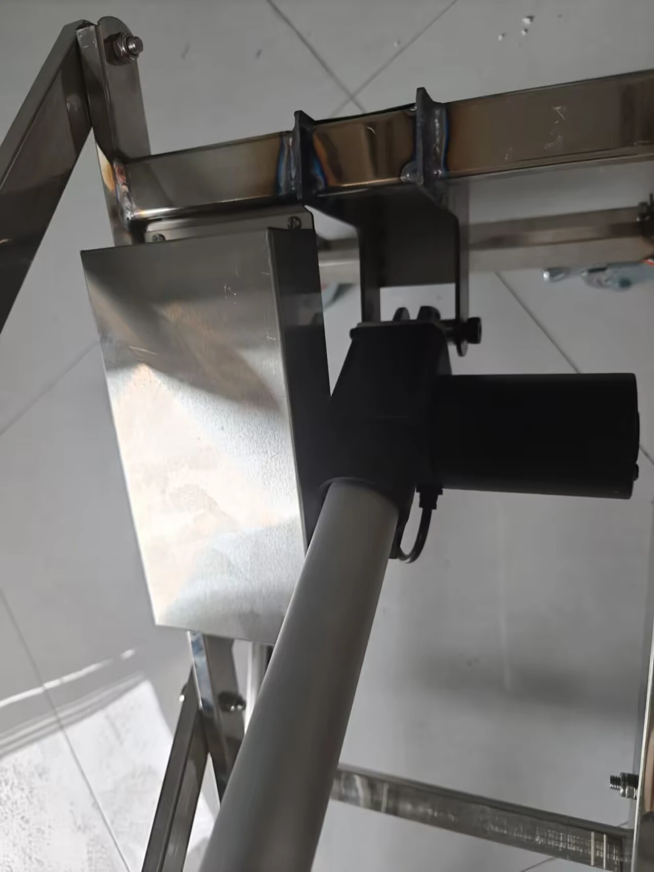推杆尾端连接横梁的焊接耳座和销轴实拍